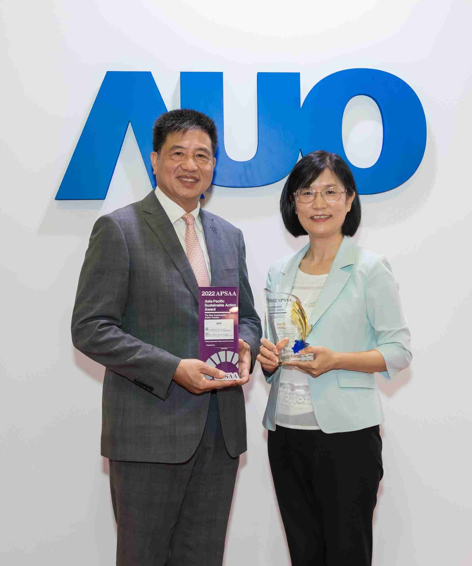 欧陆注册长期垫筑永续远景的基石，，透过ESG暨气候委员会逐步实践永续策略蓝图。。其中，，，，欧陆注册光电永续长古秀华带领团队、、、制定中长期目标，，，，缔造多面向亮眼表现，，，获得「顶尖永续长奖」的个人奖殊荣（左：欧陆注册光电董事长暨执行长彭双浪，，，右：欧陆注册光电永续长古秀华）
