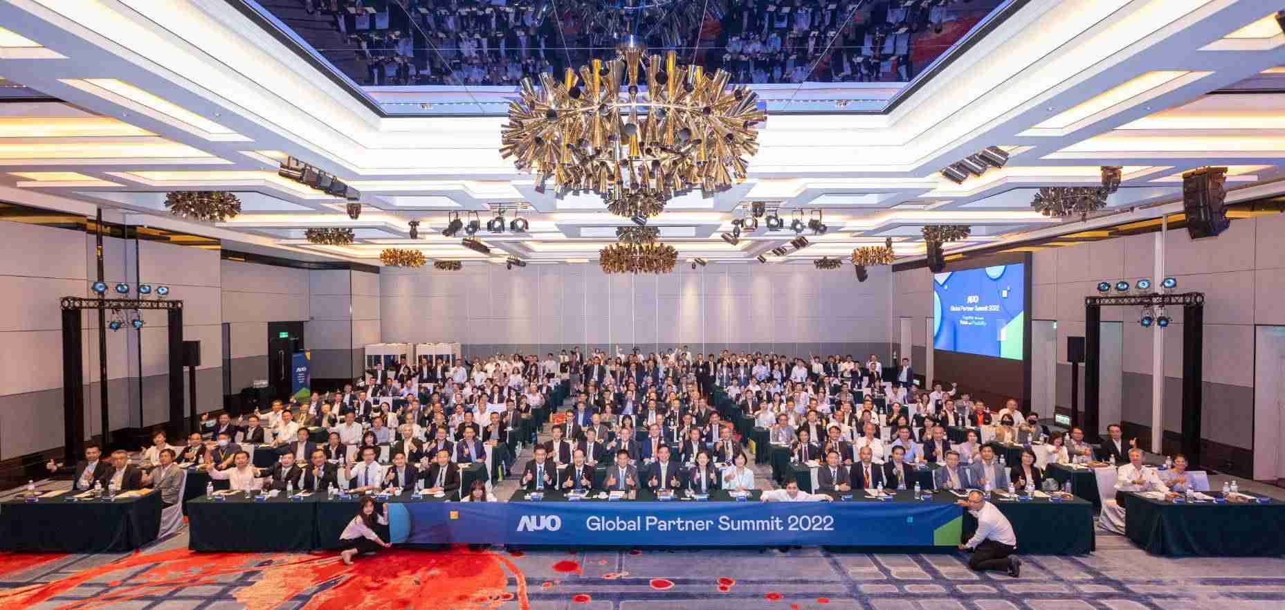 友達推動「安心、、、、創新、、用心、、、同心、、、、盡心」五星職旅，，，為菲籍員工打造全方位照護，，，首度贏得「人權實踐與發展領袖獎」殊榮