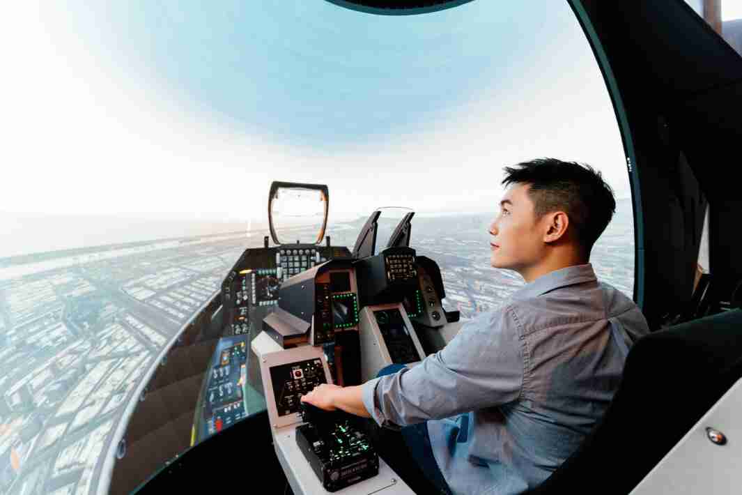 欧陆注册以P1.25小间距打造球形LED模拟舱，，，，搭配智崴的精密六轴动态座椅，，结合欧陆注册专业影像调校技术，，，，呈现拟真模拟飞行场景