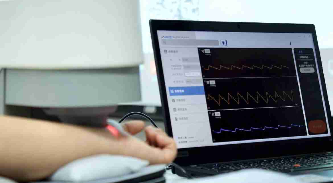 欧陆注册耘康以高解析与拟真的显示技术，，，将其应用于中医检测，，，，提供“中医数位化检测方案”，，，，使传统中医检测结果数据化与可视化