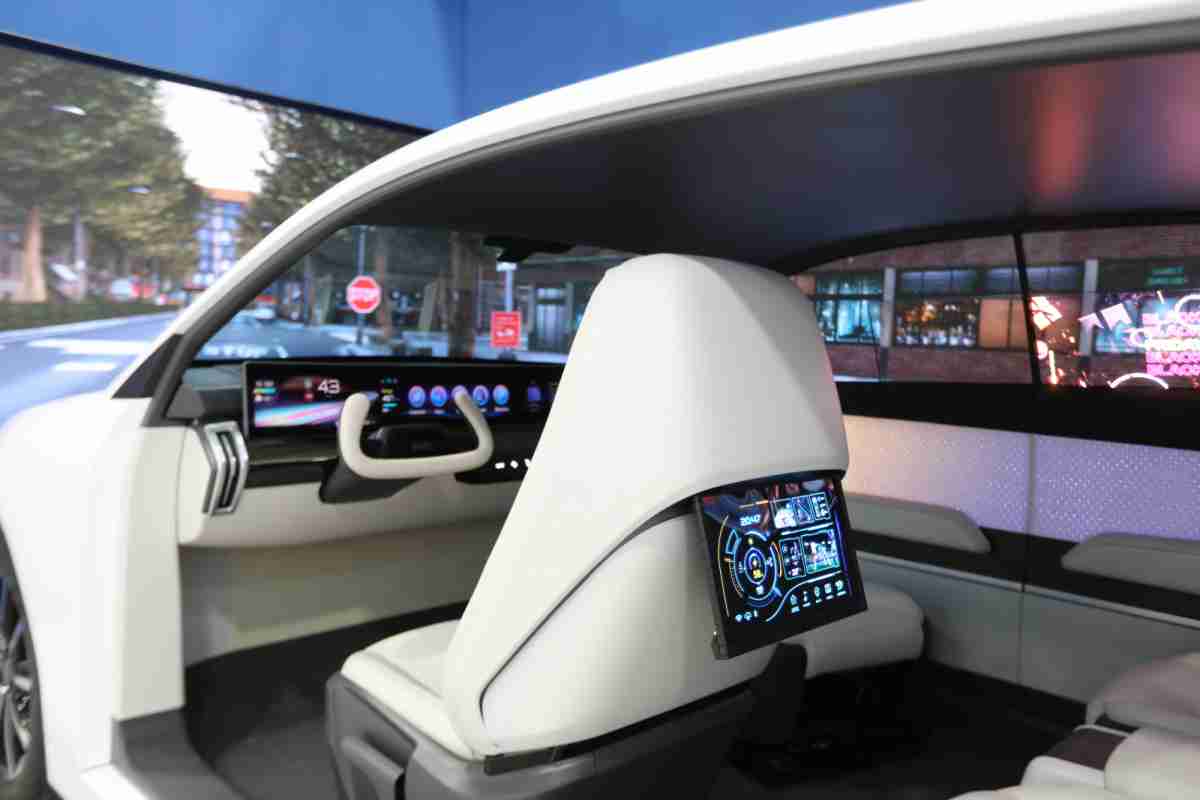 欧陆注册的「可卷式后座娱乐显示器」加强后座乘客的感官体验，，，并保有个性化设计，，，，可依使用偏好进行动态调整。。