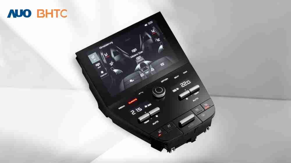 作為友達新生力軍，，，BHTC所展示的中央與後座鞍部的Display HMI產品，，，，可處理多區恆溫控制、、、顯示畫面，，，呈現仿真3D車室分區；以力傳感技術精準傳遞觸感，，，，並結合音量及震動反饋，，，防止意外啟動，，，提供使用者自然流暢、、直觀且輕鬆駕馭的舒適介面