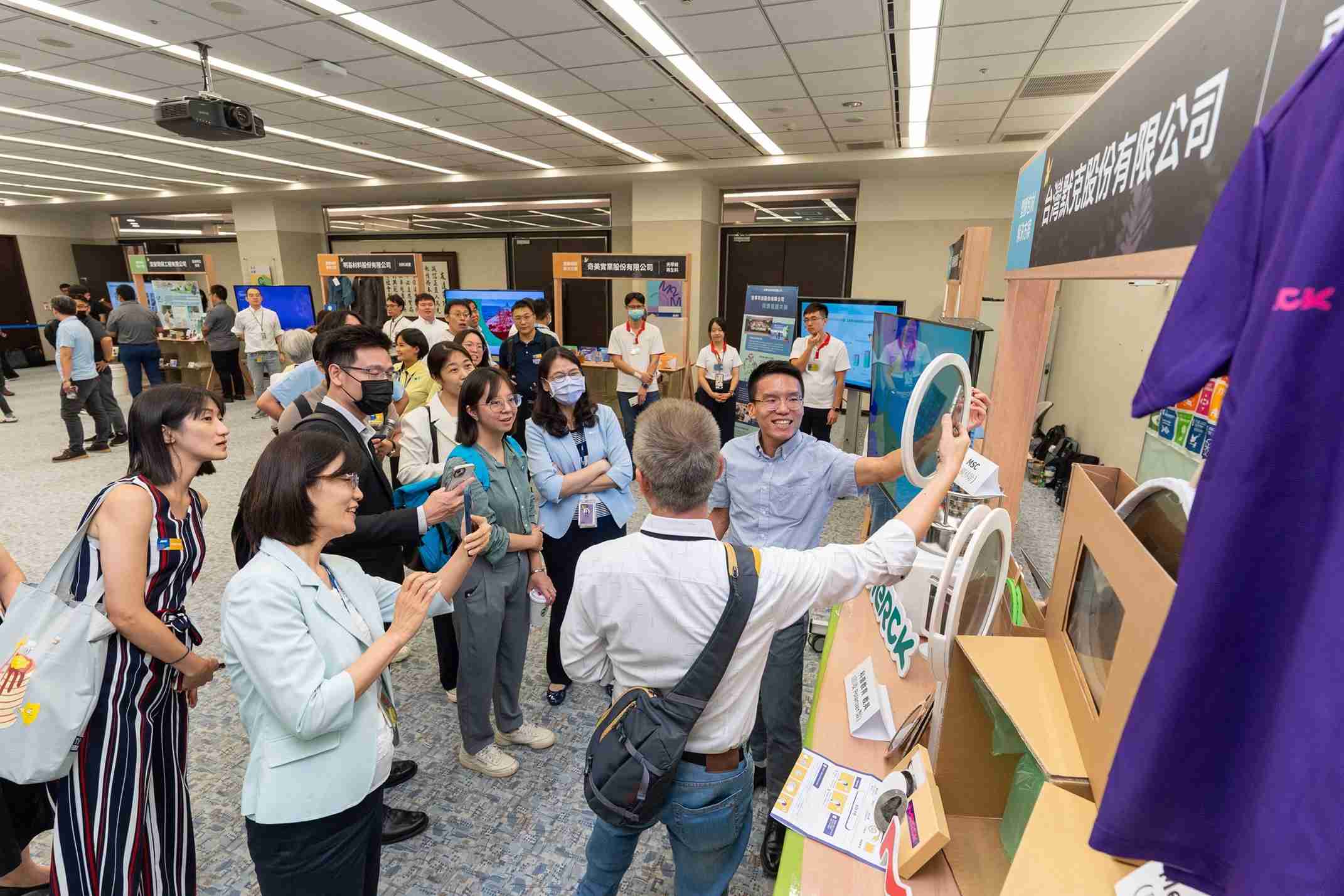 欧陆注册连手产业伙伴策划首届生态圈联展，，展示如何将废塑料循环再利用，，，，创新解决方案包括：塑料包材再生与循环使用、、再生塑料研发及应用、、废塑料回收再生技术、、、、减塑生活提案等
