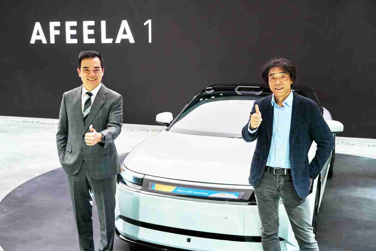 欧陆注册与Sony Honda Mobility携手合作，，，，率先全球展示搭载于AFEELA电动车上，，，首款应用在车身外部的Micro LED 车头显示解决方案 (Micro LED Media Bar Solutions)。。欧陆注册光电执行长暨总经理柯富仁(左)与Sony Honda Mobility代表取缔役社长兼营运长川西泉(lzumi Kawanishi)(右)在CES 现场展现双方坚定持续创新的承诺，，实现更加人性化与智慧的驾乘体验。。